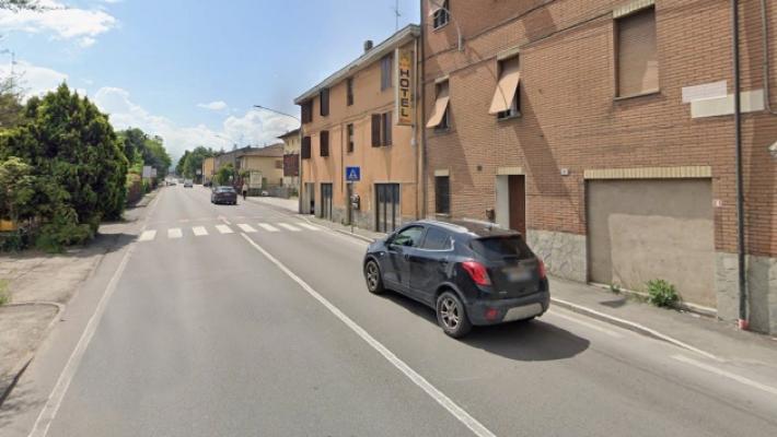 Travolti sulla provinciale mentre attraversano con il passeggino