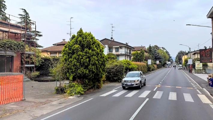 Famiglia investita: mamma e papà hanno spinto via il passeggino per salvare la figlia