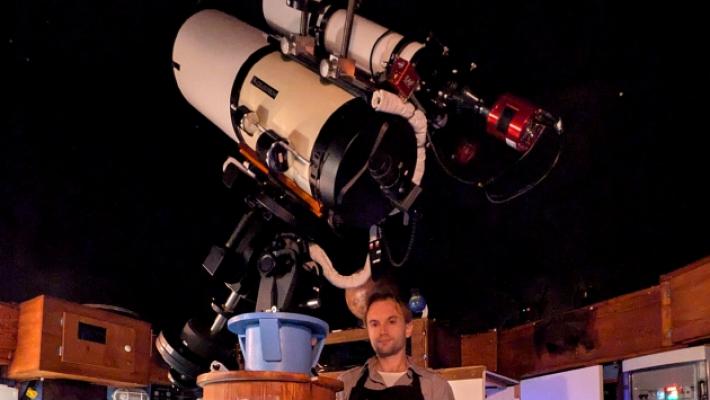 Viaggio nello spazio tra stelle e nebulose oltre la Via Lattea