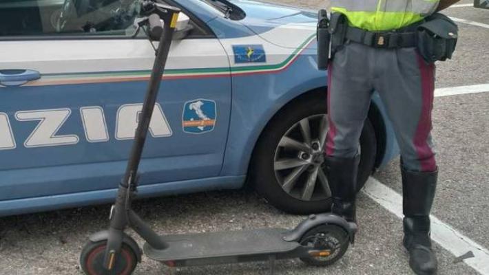 Consegnava le pizze con un monopattino che era stato rubato a una 15enne: denunciato