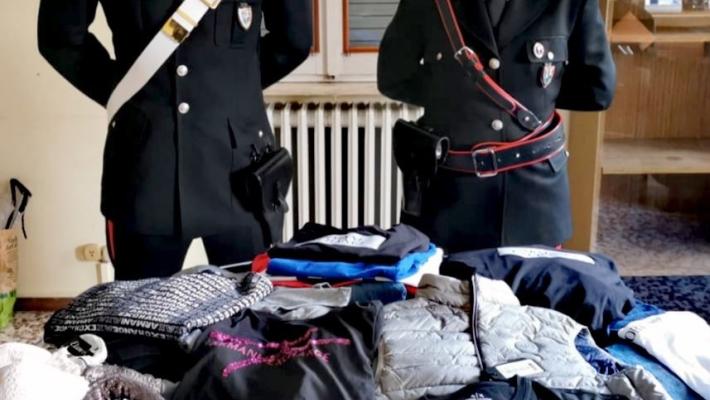 Fidenza village, uno tentava di rubare sulle auto, l'altra custodiva in auto i bottini delle due complici