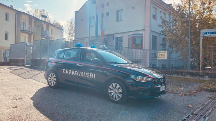 Manovre spericolate in auto in stato di ebbrezza: fermato e denunciato un 25enne