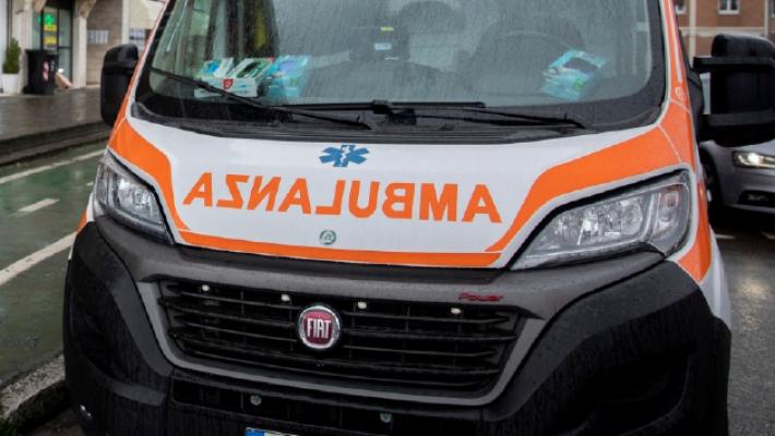 Anziano travolto sulle strisce pedonali. Una passante: «Io la prima a soccorrerlo»