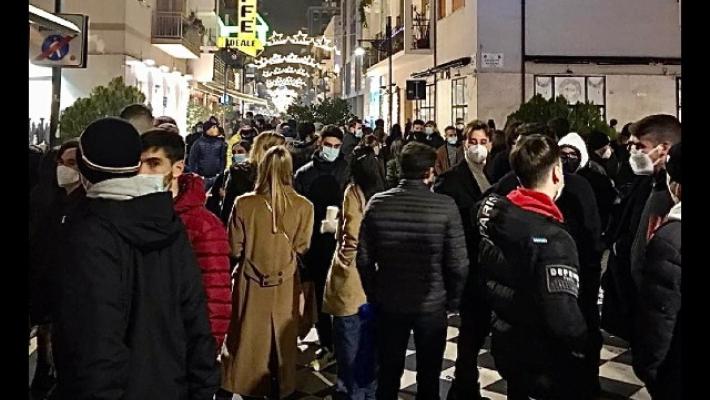 Folla in centro a Pescara, shopping e aperitivi