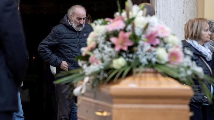 I parenti e il compagno ai funerali di Alessandra Ollari, sepolta vicino ai genitori. Il parroco: «Alessandra spazzata via dalla violenza»