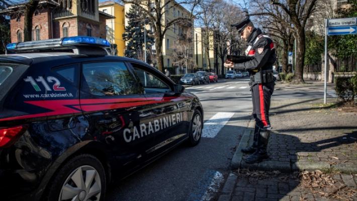 Anziana scippata in pieno giorno: derubata da due uomini in viale Campanini