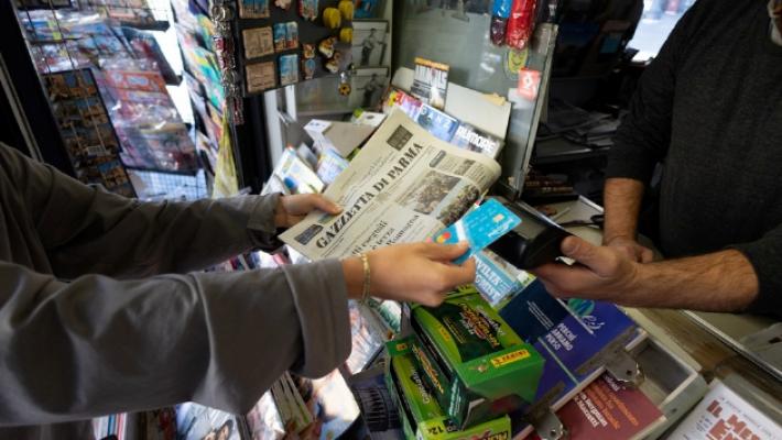 Addio ai contanti, ora anche caffè e giornale si pagano con le «carte». Le testimonianze dei parmigiani