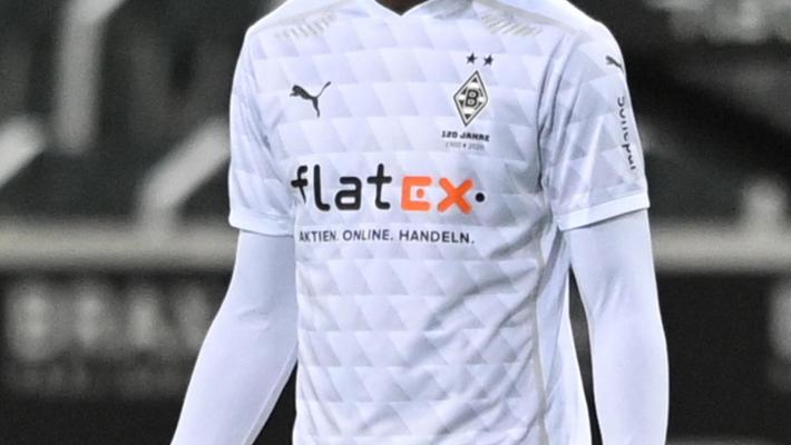 Marcus Thuram sputa ad un avversario poi si scusa