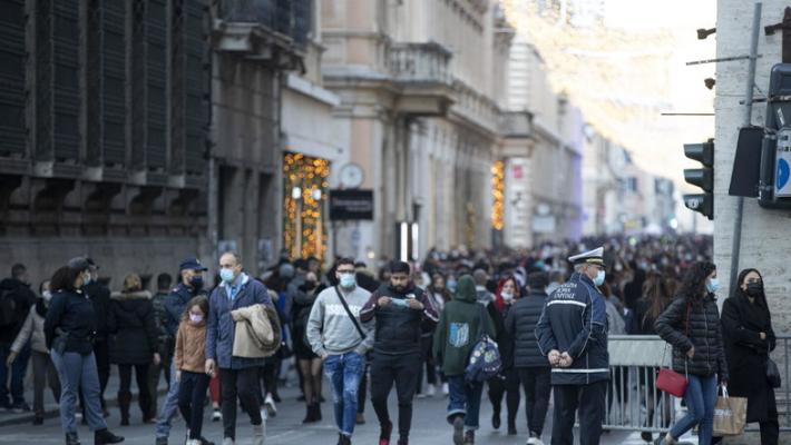 Esodo e shopping, ancora folla nelle città italiane. Aggredita troupe Rai a Roma
