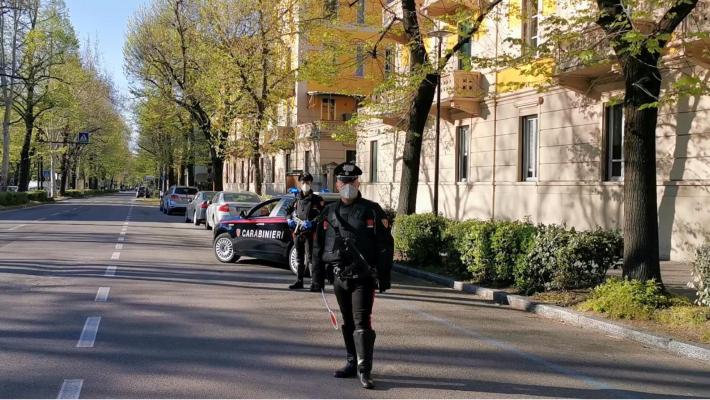 Fermano un'auto, picchiano il conducente e lo rapinano: arrestati
