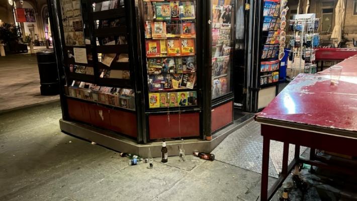 «Piazza Garibaldi, tutte le mattine l'edicola assediata dai rifiuti»