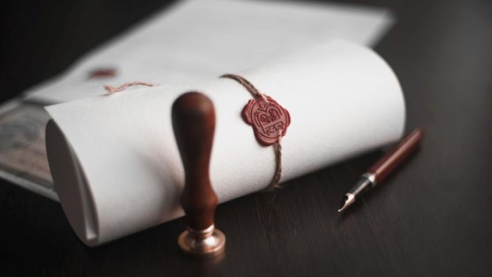 La badante diventa ereditiera del 90enne. Ma la giudice la condanna: &laquo;Il testamento &egrave; falso&raquo;