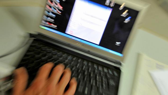 Suicida in videochiamata davanti alla figlia per "punire" la madre