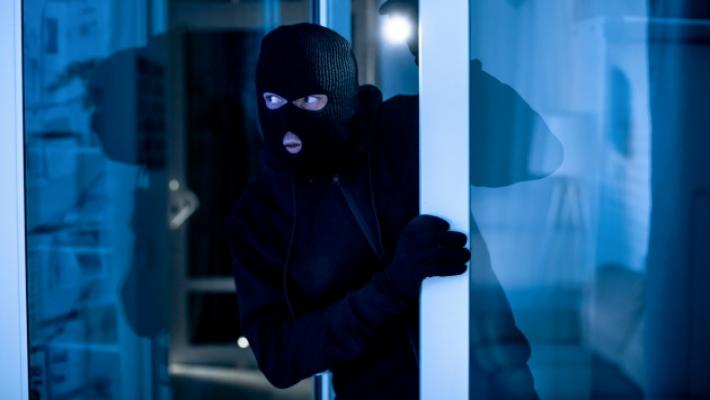 I ladri salgono dalla grondaia, ma il proprietario si sveglia e dà l'allarme: scatta la condanna