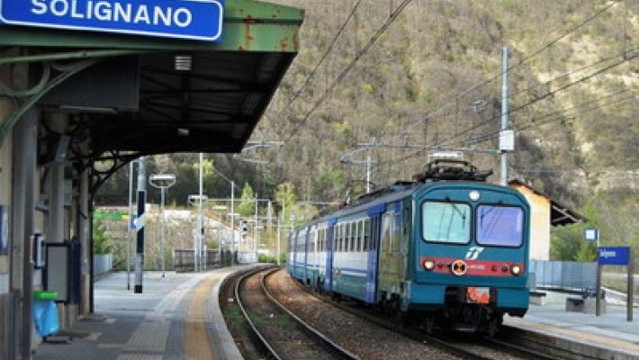 Viaggiavano sul treno senza biglietto e senza mascherina: denunciati e multati in tre