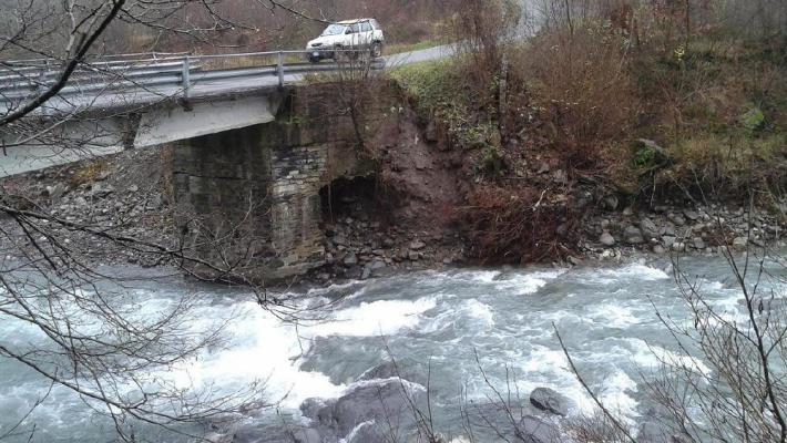 Illica di Bedonia: cede un pilone del ponte sul Ceno