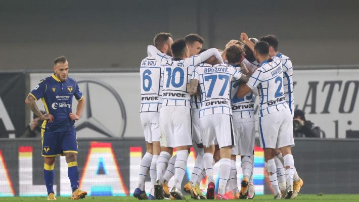 L'Inter sbanca Verona (2-1) e vola in testa (aspettando il Milan)