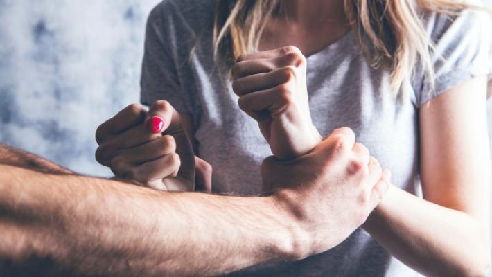 «Quel figlio non è mio». E per anni minaccia e aggredisce la compagna