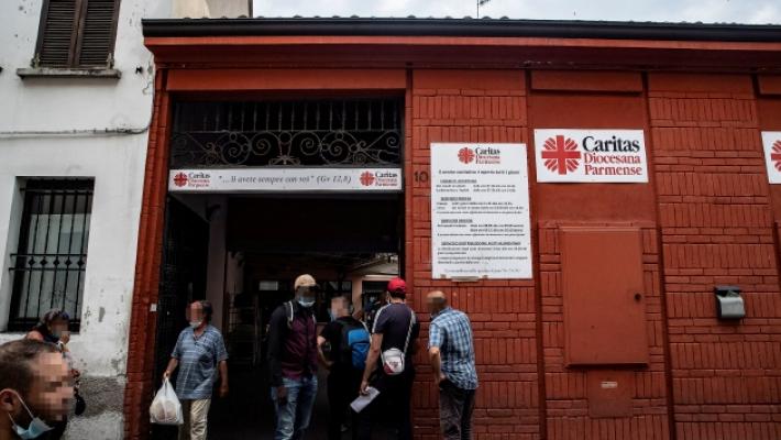 I poveri crescono e anche il divario con chi sta meglio