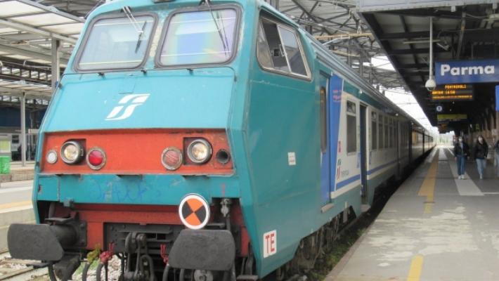 Sassaiola contro un treno. Rotti i finestrini di un vagone