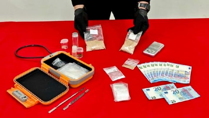 In auto e poi nella cassaforte di casa spunta la «droga del sesso»: 3 anni al pusher