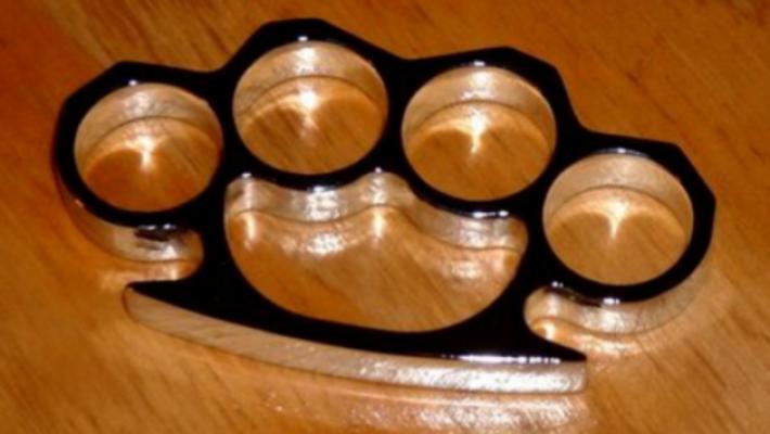 Girava con un tirapugni, diciannovenne denunciato