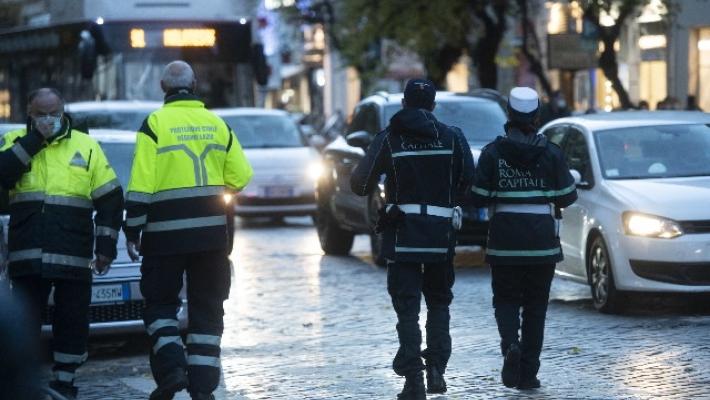 Si vendica dell'auto rimossa e incolla la serratura del box, denunciato 