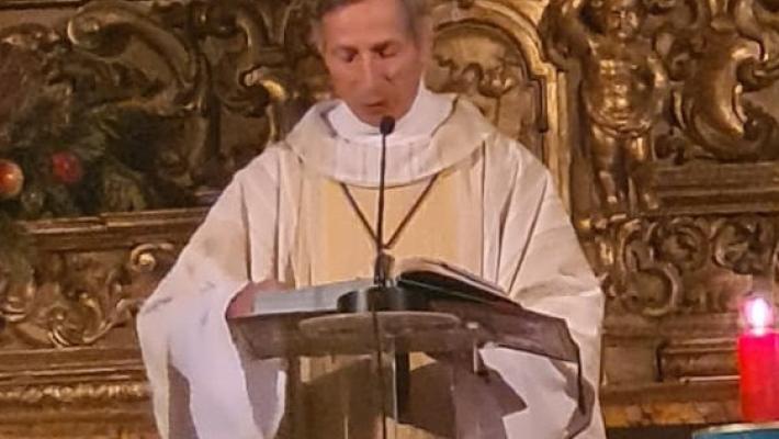 Messa di Natale, il parroco &laquo;mette in guardia&raquo; sui vaccini: un fedele si alza e protesta