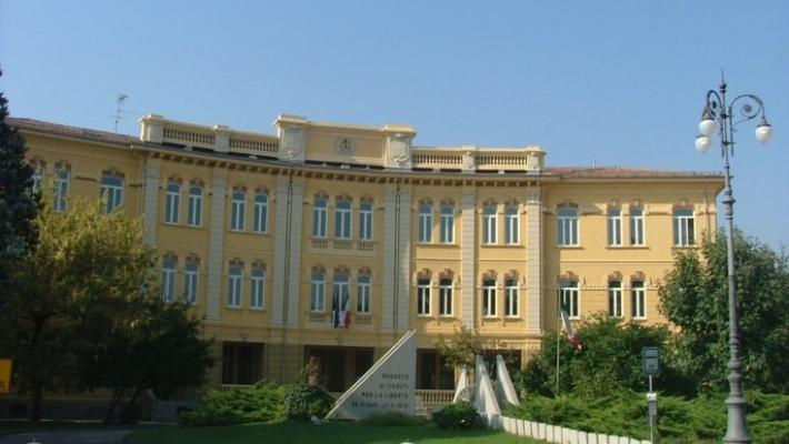 Cade un termosifone a scuola: bambino con un polso fratturato