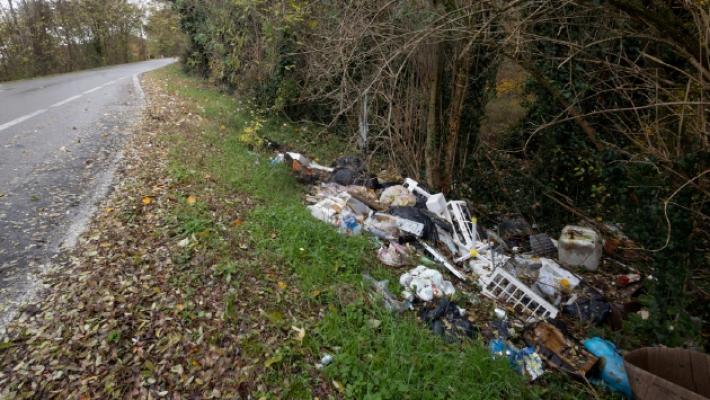 I residenti: «Strada del Traglione è una discarica a cielo aperto»