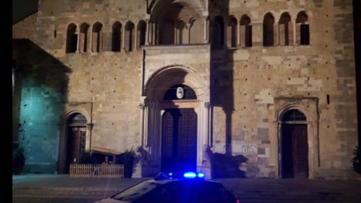 Evadono dai domiciliari in una comunità e rapinano due ragazzi in via Cenni: arrestati