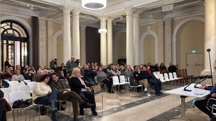 Presentato il nuovo piano sosta: righe blu e agevolazioni per i salsesi