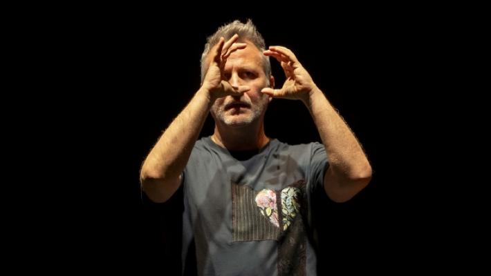 Davide Enia a Ragazzola: &laquo;Contro la mafia, la parola &egrave; lo spiraglio da cui passa la luce&raquo;