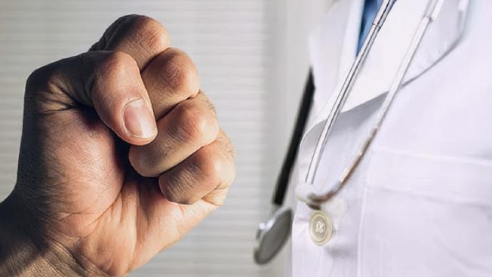 Pazienti aggressivi: in aumento insulti e minacce a medici e infermieri