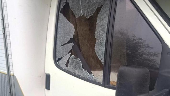 Trova due intrusi nel camper: aggredita