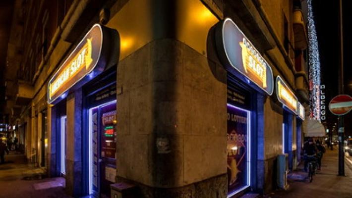 Incubo-rapine alle sale slot: un dipendente mette in fuga il bandito