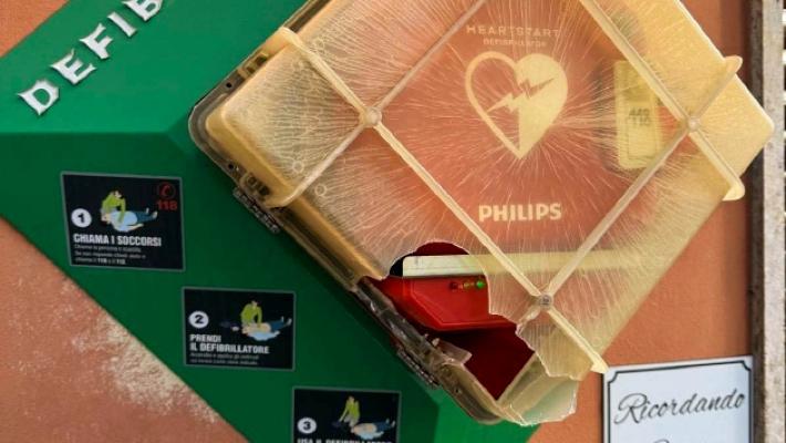 Vandalizzata la teca del defibrillatore