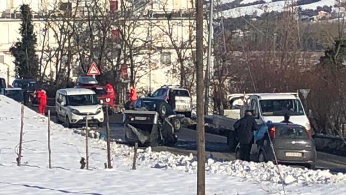 Langhirano, auto ribaltata sulla Massese a Berzola