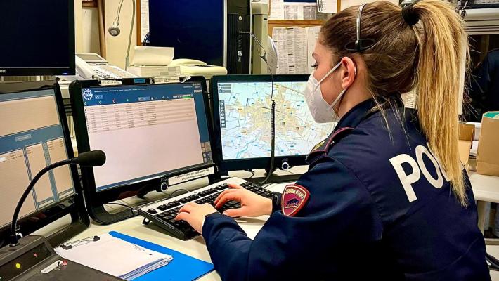 14enne tenta il furto all'Esselunga e poi si scaglia contro gli addetti: arrestata