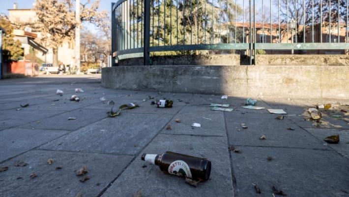 Piazzale Santa Croce, marciapiede ricoperto da vetri e bottiglie. L'edicolante: &laquo;Un gruppo di tunisini lo ha ripulito&raquo;