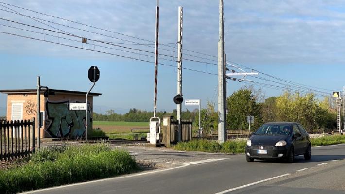 Camion bloccato dentro un passaggio a livello