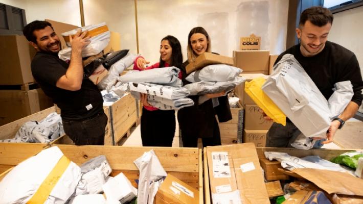 Tutti in coda per accaparrarsi i pacchi senza padrone