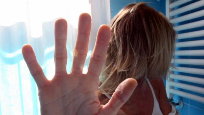 Molesta la coinquilina mentre dorme: 29enne condannato