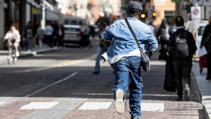 Lite in strada: aggredito con lo spray al peperoncino