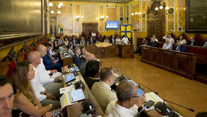 Effetto Parma, le indagini spaccano la maggioranza
