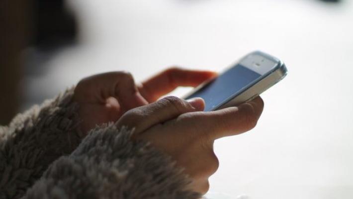 Bimbo sta soffocando, salvato da un infermiere collegato con lo smartphone