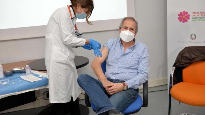 Covid, Crisanti si vaccina a Padova: "E' un momento di svolta"