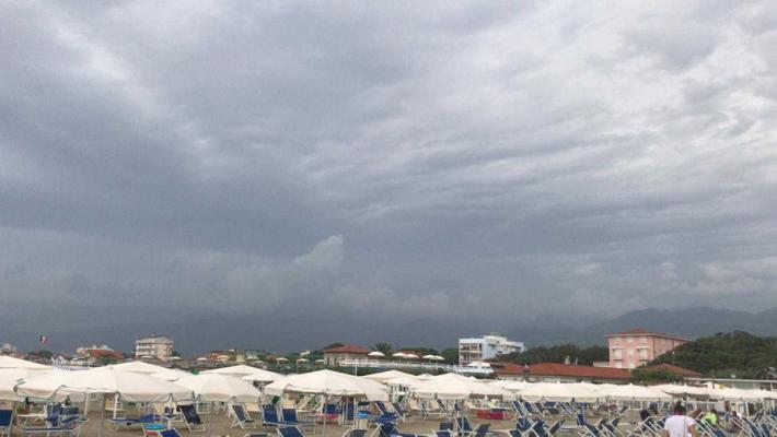 pioggia incessante, 3 smottamenti a Pietrasanta