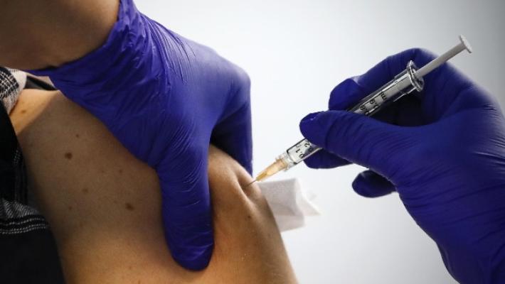 Mancano personale e siringhe, per i vaccini chiamati anche medici volontari e pensionati