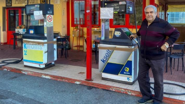 Corrado lascia il bar e il distributore